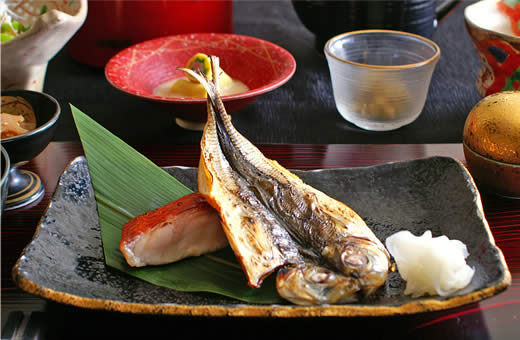 ご朝食イメージ:金目鯛やアジの干物など